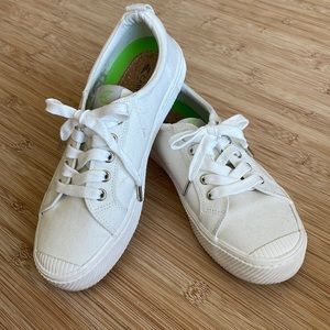 White Cariuma sneakers size 7